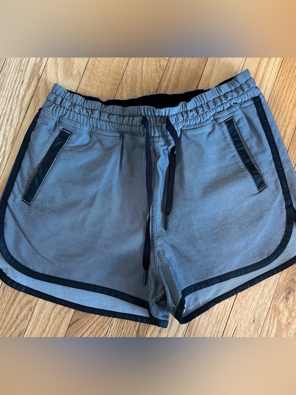 Lululemon Varsity Shorts Black gray size 4 swift 2.5" EUC